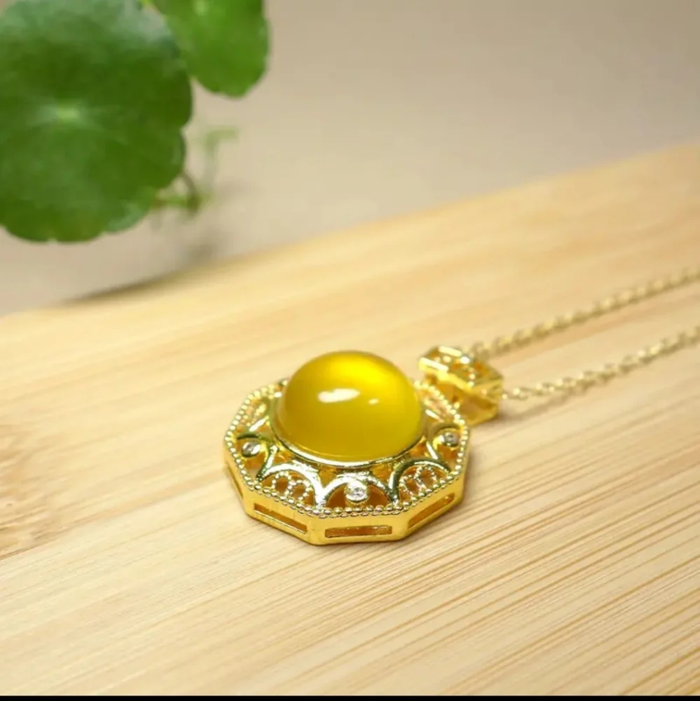 Elegant Yellow  Fashion Round Pendant Necklace.
